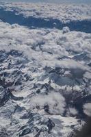 montagnes de l'Himalaya sous les nuages photo