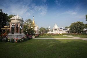 pagode des neuf sommets, style thaïlandais au temple thaïlandais de kushinagar, inde photo