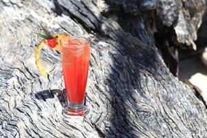 cocktail de fruits sur la plage d'une île tropicale photo