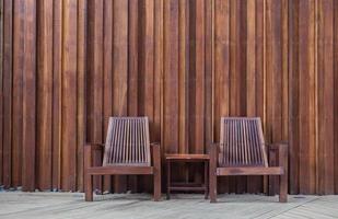 chaise en bois devant le mur bois photo