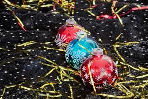 décoration de Noël avec des flocons de neige sur velours noir