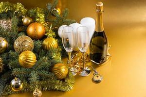 montre de poche champagne et décorations festives