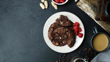 gâteau au chocolat sur fond sombre photo