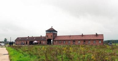 auschwitz, pologne, 18 septembre 2021 le bâtiment principal de la porte d'entrée du camp d'extermination d'auschwitz birkenau. photo