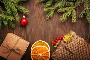 arbre de Noël en pain d'épice et cadeaux sur table photo