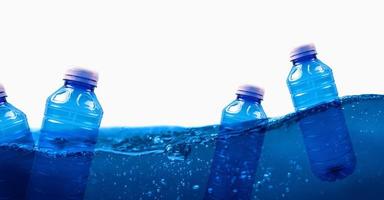 bouteilles en plastique dans l'eau. bannière écologique faisant référence au maintien de la propreté des eaux marines. place pour le texte. photo
