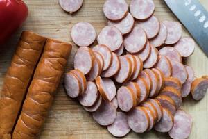 saucisse hachée sur une planche à découper, concept de barbecue photo