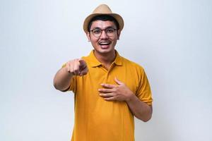 jeune homme asiatique portant une chemise décontractée riant de vous, pointant le doigt vers la caméra photo