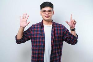 jeune bel homme asiatique portant des vêtements décontractés montrant et pointant vers le haut avec les doigts numéro sept tout en souriant confiant et heureux photo