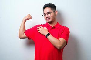 jeune bel homme asiatique portant une chemise décontractée, concept de mode de vie d'émotions montrant les biceps et les muscles photo