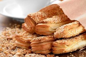 un délicieux pain pour le petit déjeuner sur une table en bois photo