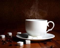 tasse de café chaud avec du sucre et des grains naturels