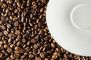 grains de café et assiette blanche