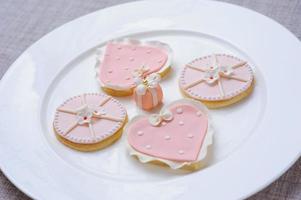 biscuits roses sur assiette photo