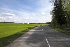 une petite route goudronnée photo