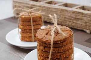 de nombreux types de cookies sont posés sur une assiette photo