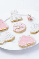 beaucoup de biscuits roses sur une assiette blanche photo