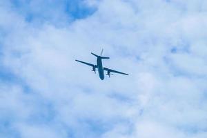 avion dans le ciel bleu. transport de fret aérien. l'avion vole photo