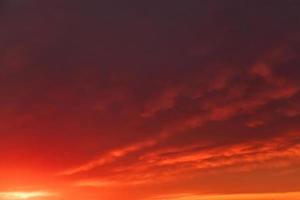 beaux nuages au coucher du soleil. ciel dramatique au soleil. fond naturel. photo