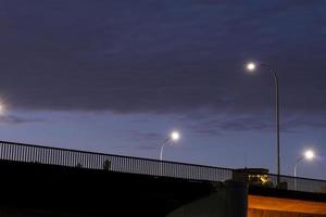 la vue sur le coucher de soleil et l'éclairage public photo