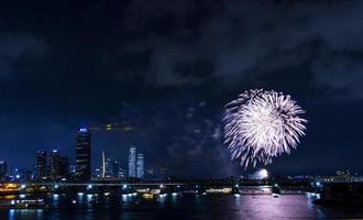 de beaux feux d'artifice ont illuminé le ciel photo