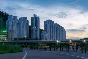 vue nocturne de la ville d'anyang, gyeonggi-do, corée photo