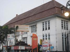 bandung, ouest de java, indonésie, 2022 - vue du matin sur la rue asia afrika, bandung photo