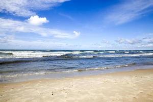côte de la mer avec beaucoup de vagues par temps venteux photo