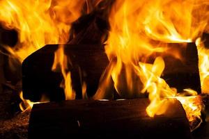 brûler des bûches dans le feu d'un barbecue ou d'un poêle ou d'une cheminée photo