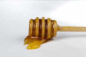 une cuillère à miel avec du miel d'abeille de haute qualité photo