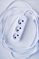 rallonge électrique blanche, superbe design pour tous les usages. fond blanc. photo