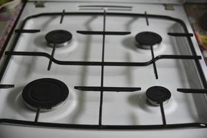 cuisinière à gaz de cuisine blanche pendant la journée photo