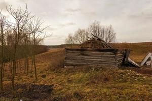 dépendance en bois effondrée photo