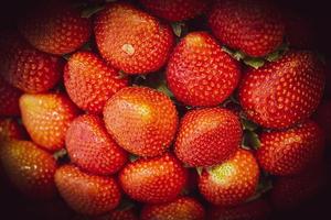un tas de fraises rouges fond photo premium
