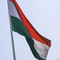 drapeau indien flottant haut à connaught place avec fierté dans le ciel bleu, drapeau indien flottant, drapeau indien le jour de l'indépendance et le jour de la république de l'inde, tir incliné, agitant le drapeau indien photo