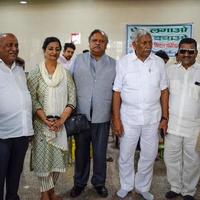 New delhi, inde, 19 juin 2022 - ram niwas goel en tenue blanche conférencier à l'assemblée législative de delhi à delhi vidhansabha pendant le camp de don de sang tenu au temple balaji, vivek vihar, delhi, inde photo