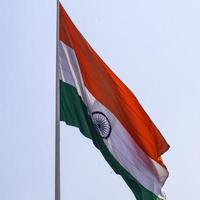 drapeau indien flottant haut à connaught place avec fierté dans le ciel bleu, drapeau indien flottant, drapeau indien le jour de l'indépendance et le jour de la république de l'inde, tir incliné, agitant le drapeau indien photo