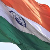 drapeau indien flottant haut à connaught place avec fierté dans le ciel bleu, drapeau indien flottant, drapeau indien le jour de l'indépendance et le jour de la république de l'inde, tir incliné, agitant le drapeau indien photo