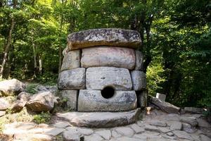 ancien dolmen carrelé dans la vallée de la rivière jean près de la mer noire, russie, sud-est de gelendzhik. photo