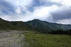 ruban de la route parmi les pentes des montagnes sur les étendues de l'altaï un jour d'été photo