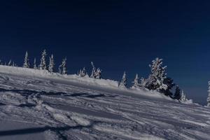 matin d'hiver ensoleillé dans les montagnes de sheregesh sur la piste de ski photo