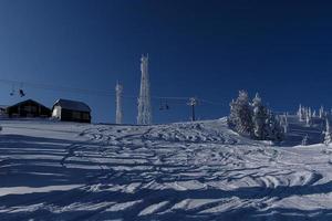 matin d'hiver ensoleillé dans les montagnes de sheregesh sur la piste de ski photo
