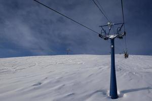 matin d'hiver ensoleillé dans les montagnes de sheregesh sur la piste de ski photo