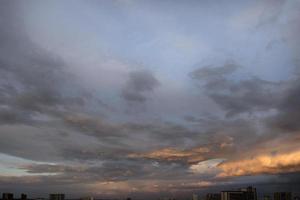 étendue illimitée du ciel avec des cumulus et des rayons du soleil, des moments de l'aube et du coucher du soleil photo