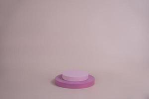 podium vide pour afficher le produit cosmétique. arrangement de plate-forme de couleur pastel rose dans un style minimaliste tendance. composition de la disposition des cylindres et des cubes pour le fond féminin photo