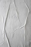 papier collé blanc vierge pour la superposition de texture d'affiche. motif froissé et froissé pour le fond. papier humide mat pour la conception d'affiches, de dépliants, de brochures et de bannières photo