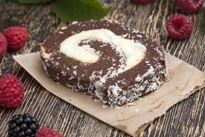 gâteau au chocolat avec garniture crémeuse à la noix de coco photo