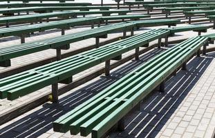 vieux bancs en bois de couleur verte photo