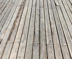 une jetée en bois au bord du lac photo