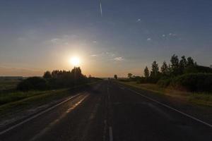 route goudronnée, coucher de soleil photo